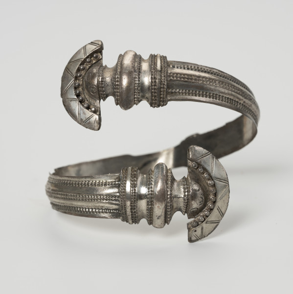 Bransoleta żmijowata - ujęcie z przodu; Srebrna bransoleta żmijowata. Średnica zakończeń wynosi 2,8 – 2,9 cm. Obie główki (zakończenia) bransolety są zdobione puncą i filgranem oraz posiadają szerokie ornamentowane kryzy. Kabłąk zdobiony jest wzdłuż czterema rzędami karbowanych linii.