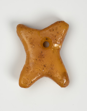 Zawieszka bursztynowa - ujęcie z dołu; Zawieszka z pomarańczowego mlecznego bursztynu w kształcie litery 