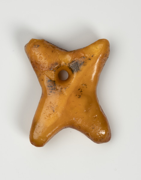 Zawieszka bursztynowa - ujęcie z dołu; Zawieszka z pomarańczowego mlecznego bursztynu w kształcie litery 