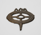 Szpila typu lüneburskiego z główką w kształcie koła szprychowego - ujęcie z przodu; Jest to szpila z brązu o okazałej kolistej główce w formie tzw. koła szprychowego - tzn. w zewnętrzy, szeroki profilowany okrąg (profilowanie stanowi imitacje trzech współśrodkowych okręgów) wpisany jest mniejszy okrąg, połączony czterema 
