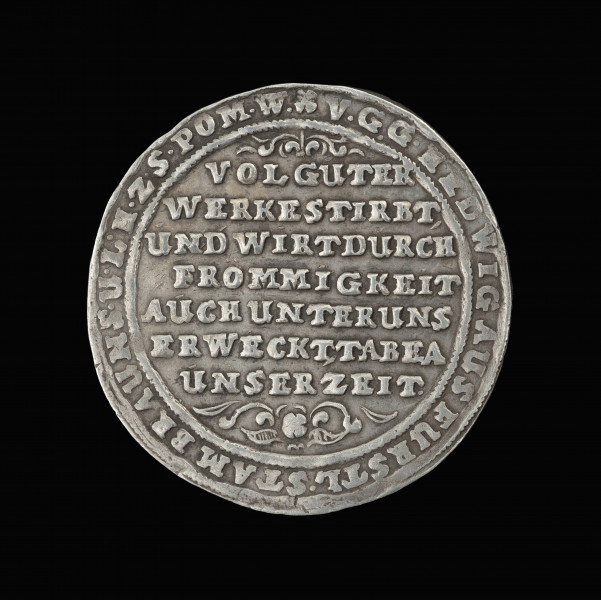 1/8 talara (półort) na pamiątkę uroczystego pogrzebu księżnej Jadwigi brunszwickiej, wdowy po księciu Ulryku - awers; Na awersie poziomy napis w siedmiu wierszach, rozpoczynający się i kończący arabeską: VOL GUTER | WERKE STIRBT | UND WIRT DURCH | FRÖMMIGKEIT | AUCH UNTER UNS | ERWECKT TABEA | UNSER ZEIT (pochowana została osoba pobożna i pełna dobrych uczynków). W otoku napis: V·G·G·HEDWIG·AUS·FURSTL·STAM·BRAUNS·U·L·H·Z·S·POM· W. (z łaski Bożej Jadwiga z książęcego rodu Brunszwiku i Lüneburga, księżna szczecińsko-pomorska, wdowa).