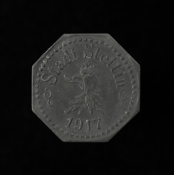 10 fenigów - awers; Moneta ośmioboczna. Awers: w perełkowej obwódce ukoronowana głowa gryfa. Powyżej miedzy wolutami łukowaty napis: Stadt Stettin, a poniżej łukowata data: 1917.