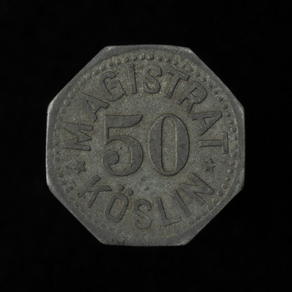50 fenigów - awers; Moneta ośmioboczna. W polu nominał 50. Powyżej pomiędzy pięcioramiennymi gwiazdkami łukowaty napis: MAGISTRAT, a poniżej łukowaty napis: KÖSLIN. Obwódka perełkowa.