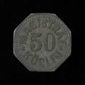 50 fenigów - awers; Moneta ośmioboczna. W polu nominał 50. Powyżej pomiędzy pięcioramiennymi gwiazdkami łukowaty napis: MAGISTRAT, a poniżej łukowaty napis: KÖSLIN. Obwódka perełkowa.