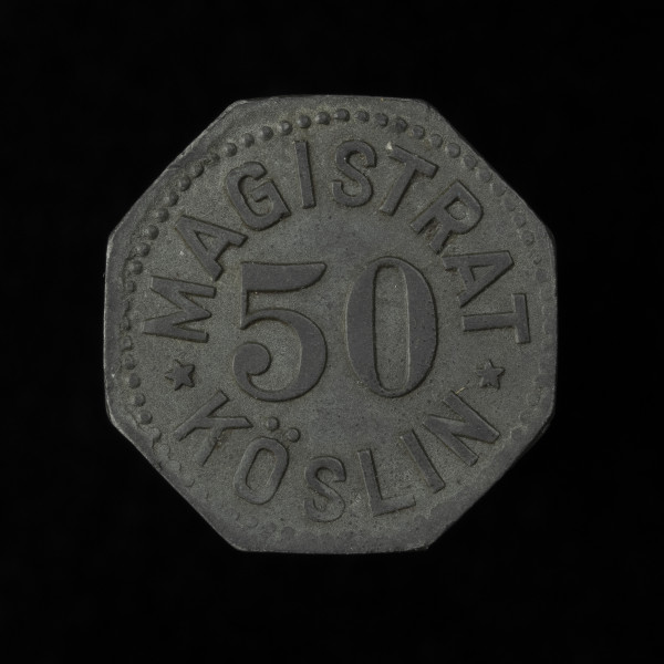50 fenigów - rewers; Moneta ośmioboczna. W polu nominał 50. Powyżej pomiędzy pięcioramiennymi gwiazdkami łukowaty napis: MAGISTRAT, a poniżej łukowaty napis: KÖSLIN. Obwódka perełkowa.