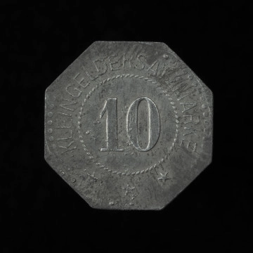 MNS/N/15960 10 fenigów - rewers; Moneta ośmioboczna. Rewers: w polu w sznurowej obwódce nominał 10. Powyżej łukowaty napis: KLEINGELDERSATZMARKE. Poniżej ustawione łukowato trzy pięcioramienne gwiazdki. Obwódka zewnętrzna perełkowa.