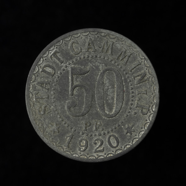 50 fenigów - awers; Okrągła moneta o gładkim rancie. Awers: w polu w perełkowej obwódce nominał 50 PF, powyżej pomiędzy sześcioramiennymi gwiazdkami napis STADT CAMMIN I.P., poniżej po łuku data: 1920. Obwódka zewnętrzna złożona z łuków i perełek.