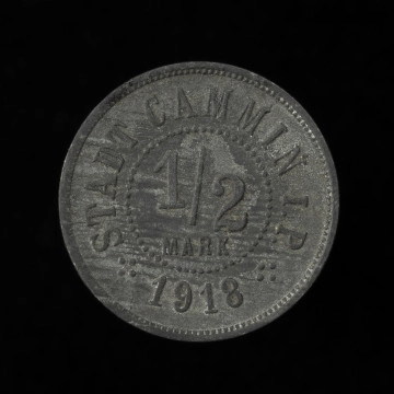 MNS/N/15953 1/2 marki (50 fenigów) - rewers; Okrągła moneta o gładkim rancie. Rewers: w polu tarcza herbowa Kamienia (pomiędzy dwoma pastorałami, za łamanym murem, pod którym wyobrażono fale, stojąca postać modlącego się św. Jana Chrzciciela; na frontowym fragmencie muru dwie sześcioramienne gwiazdy; pod tarczą inicjały C.V.), obwódka ząbkowa.