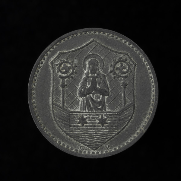 50 fenigów - rewers; Okrągła moneta o gładkim rancie. Rewers: w polu tarcza herbowa Kamienia Pomorskiego (pomiędzy dwoma pastorałami, za łamanym murem pod którym wyobrażono fale, stojąca postać modlącego się św. Jana Chrzciciela, na frontowym fragmencie muru dwie sześcioramienne gwiazdy), Pod tarczą inicjały C. V.; obwódka perełkowa.