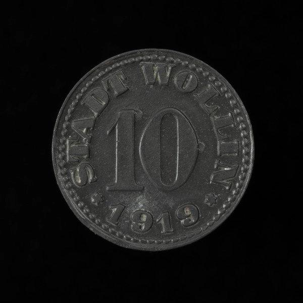 10 fenigów - Awers; w polu nominał: 10. Powyżej pomiędzy sześcioramiennymi gwiazdkami napis: STADT WOLLIN. Poniżej data: 1919. Obwódka perełkowa.