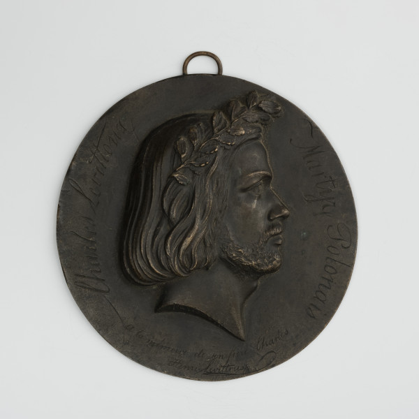 Medalion z wizerunkiem Karola Levittoux - ujęcie z przodu; Okrągły medalion jednostronny z wizerunkiem Karola Levittoux. Głowa Karola Levittoux w wieńcu dębowym w prawo. Na przecięciu szyi sygnatura Paris 1848. W otoku wygrawerowany napis: Charles Levittoux – Martyre Polonais [polski męczennik]. Poniżej głowy wygrawerowany napis w dwóch wierszach: à la mémoire de son frère Charles | Henri Levittoux [ku pamięci swojego brata Karola | Henryk Levittoux.