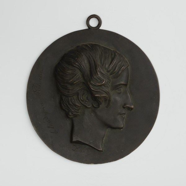 Medalion z wizerunkiem Klaudyny Potockiej - ujęcie z przodu; Okrągły medalion jednostronny z uchem. Na awersie wizerunek głowy kobiecej w prawym profilu z włosami w puklach. Z lewej strony wygrawerowany napis Claudyna Potocka. Poniżej przedstawienia wygrawerowana sygnatura autora.