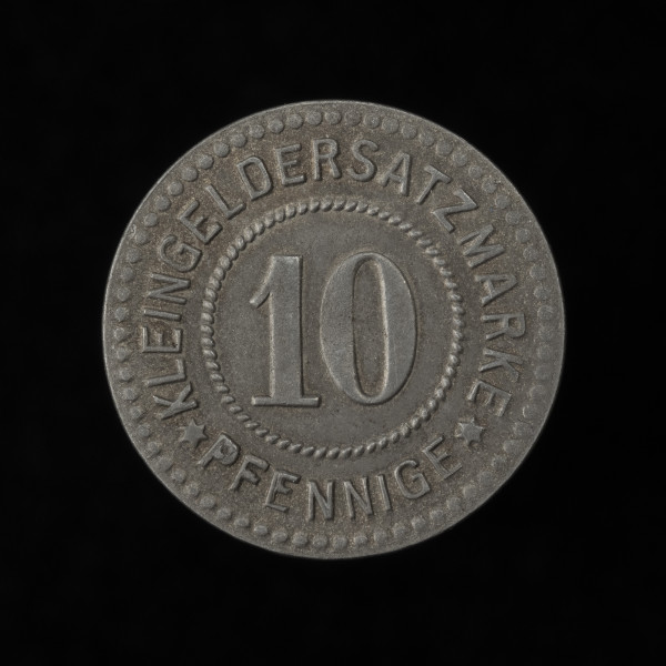 10 fenigów - rewers; Okrągła moneta o gładkim rancie. Rewers: w polu w sznurowej obwódce nominał: 10; powyżej między dwiema sześcioramiennymi gwiazdkami napis KLEINGELDERSATZMARKE; poniżej łukowaty napis PFENNIGE; obwódka zewnętrzna perełkowa.