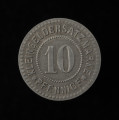 10 fenigów - rewers; Okrągła moneta o gładkim rancie. Rewers: w polu w sznurowej obwódce nominał: 10; powyżej między dwiema sześcioramiennymi gwiazdkami napis KLEINGELDERSATZMARKE; poniżej łukowaty napis PFENNIGE; obwódka zewnętrzna perełkowa.