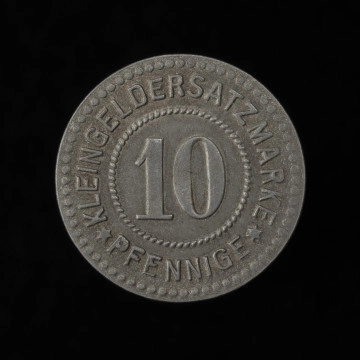 10 fenigów - rewers; Okrągła moneta o gładkim rancie. Rewers: w polu w sznurowej obwódce nominał: 10; powyżej między dwiema sześcioramiennymi gwiazdkami napis KLEINGELDERSATZMARKE; poniżej łukowaty napis PFENNIGE; obwódka zewnętrzna perełkowa.