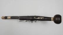 Puffer (pistolet z zamkiem kołowym) - ujęcie z dołu; Lufa stalowa przy wylocie pogrubiona. Warkocz długości 5,2 cm. Zamek wykonany ze stali. Język stalowy prosty. Łoże z jasnego drewna przyciemnionego na kolor brązowy, o fakturze przypominającej wytłaczaną skórę. Kolba lekko pochylona, zakończona kolistą drewnianą głowicą.