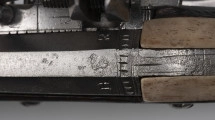 Puffer (pistolet z zamkiem kołowym) - detal; W części dennej poprzeczne nacięcia i wzdłużne, krótkie karbowania, przed nimi wybite litery H i R, a między nimi lew trzymający strzałę.