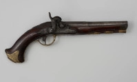 Para pistoletów kapiszonowych - ujęcie z tyłu; Pistolet kapiszonowy, pojedynkowy. Lufa stalowa okrągła. Zamek kapiszonowy przerobiony ze skałkowych. Zamek mocowany za pomocą dwóch śrub. Kolba z drewna orzechowego.  Pobojczyk i łoże u wylotu lufy zakończone kościanymi nakładkami. U spodu łoża dwie miedziane tulejki przytrzymujące pobojczyk. Głowica kolby jest spłaszczona, jej okucie jest mosiężne, zdobione motywem roślinnym.