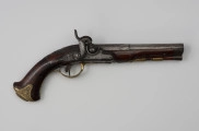 Para pistoletów kapiszonowych - ujęcie z tyłu; Pistolet kapiszonowy, pojedynkowy. Lufa stalowa okrągła. Zamek kapiszonowy przerobiony ze skałkowych. Zamek mocowany za pomocą dwóch śrub. Kolba z drewna orzechowego.  Pobojczyk i łoże u wylotu lufy zakończone kościanymi nakładkami. U spodu łoża dwie miedziane tulejki przytrzymujące pobojczyk. Głowica kolby jest spłaszczona, jej okucie jest mosiężne, zdobione motywem roślinnym.