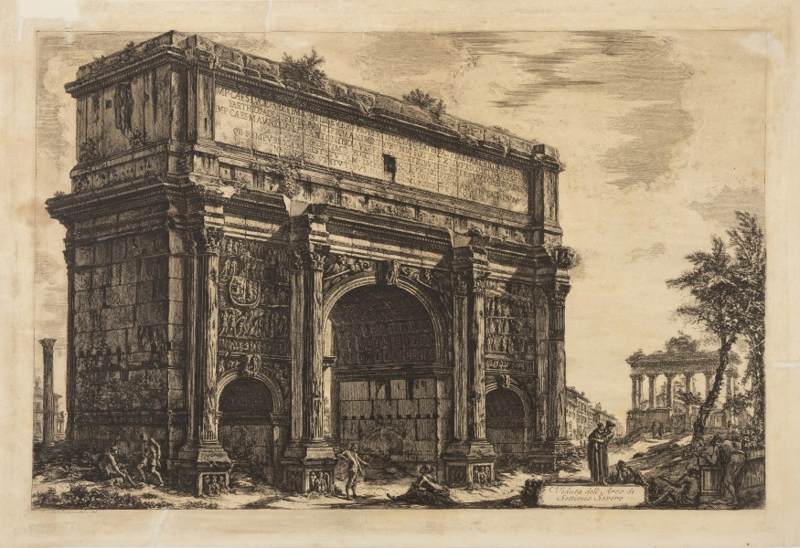 Veduta dell'Arco di Settimmio Severo - ujęcie z przodu; Rycina artystyczna z cyklu Vedute di Roma przedstawia łuk triumfalny cesarza Septymiusza Sewera, zbudowany z białego marmuru blisko podstawy Wzgórza Kapitolińskiego. Kompozycja w formie poziomego prostokąta przedstawia monument perspektywicznie, z widocznymi inskrypcjami, w otoczeniu zabudowy Rzymu. Dolna jego część została w terenie pogrążona w gruncie przez warstwy ziemi skumulowane przez erozję terenu wyżej położonego i gromadzących się przez wieki śmieci. Pod ilustracją tytuł oraz nazwisko autora, a na arkuszu znaki wodne papierni.