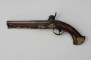 Para pistoletów kapiszonowych - ujęcie z przodu; Pistolet kapiszonowy, pojedynkowy. Lufa stalowa okrągła, zakończona warkoczem zdobionym motywem roślinnym. Zamek kapiszonowy przerobiony ze skałkowych, zdobiony motywami roślinnymi. Zamek mocowany za pomocą dwóch śrub. Kontrblachy z motywami liści i kwiatów. Kabłąk ozdobiony rocaillowym wzorem. Kolba z drewna orzechowego. Łoża i rękojeść rzeźbiona w motywy rocaillowe. Pobojczyk i łoże u wylotu lufy zakończone kościanymi nakładkami. U spodu łoża dwie miedziane tulejki przytrzymujące pobojczyk. Głowica kolby jest spłaszczona, jej okucie jest mosiężne, zdobione motywem roślinnym.