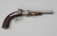 Pistolet odtylcowy z zamkiem kapiszonowym - ujęcie z przodu; Lufa ośmiogranna, gwintowana. Do lufy przytwierdzony przyrząd celowniczy. Kolba drewniana z okuciem czworobocznej głowicy. Lufa mocowana do drewnianego łoża sięgającego ok. 2/3 długości lufy. Baskila stalowa z kluczem u spodu do łamania lufy. Zamek kapiszonowy z kominkiem. Spust osłonięty kabłąkiem z wywiniętym oparciem na palec. Blacha zamkowa, baskila i kabłąk są grawerowane ornamentem roślinnym.
