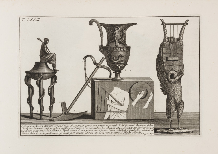 grafika reprodukcyjna - Prototyp liry, Instrumenty egipskie, Waza, Radło antyczne, Trójnóg - ujęcie z przodu; Ilustracja dokumentacyjna z księgi Raccolta di Cento Tavole rappresentanti i Costumi... przedstawiająca różne antyczne przedmioty. Na prostokątnym, szrafowanym polu przedstawionych jest sześć przedmiotów. Od lewej pod numerem 5. trójnóg z siedzącą na nim Pytią;  pod numerem 4. antyczne radło; pod numerem 2. na frontowej ściance podestu umocowane egipskie znaleziska w postaci harfy i talerza; pod numerem 3. na podeście stoi dzban do libacji; po prawej, pod numerem 1. prototyp liry wykonany ze skorupy żółwia, stojący na cokole w kształcie łabędzia. Pod spodem napisy po włosku.