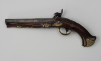 Para pistoletów kapiszonowych - ujęcie z przodu; Pistolet kapiszonowy, pojedynkowy. Lufa stalowa okrągła, zakończona warkoczem zdobionym motywem roślinnym. Zamek kapiszonowy przerobiony ze skałkowych, zdobiony motywami roślinnymi. Zamek mocowany za pomocą dwóch śrub. Kontrblachy z motywami liści i kwiatów. Kabłąk ozdobiony rocaillowym wzorem. Kolba z drewna orzechowego. Łoża i rękojeść rzeźbiona w motywy rocaillowe. Pobojczyk i łoże u wylotu lufy zakończone kościanymi nakładkami. U spodu łoża dwie miedziane tulejki przytrzymujące pobojczyk. Głowica kolby jest spłaszczona, jej okucie jest mosiężne, zdobione motywem roślinnym.