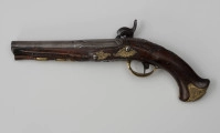 Para pistoletów kapiszonowych - ujęcie z przodu; Pistolet kapiszonowy, pojedynkowy. Lufa stalowa okrągła, zakończona warkoczem zdobionym motywem roślinnym. Zamek kapiszonowy przerobiony ze skałkowych, zdobiony motywami roślinnymi. Zamek mocowany za pomocą dwóch śrub. Kontrblachy z motywami liści i kwiatów. Kabłąk ozdobiony rocaillowym wzorem. Kolba z drewna orzechowego. Łoża i rękojeść rzeźbiona w motywy rocaillowe. Pobojczyk i łoże u wylotu lufy zakończone kościanymi nakładkami. U spodu łoża dwie miedziane tulejki przytrzymujące pobojczyk. Głowica kolby jest spłaszczona, jej okucie jest mosiężne, zdobione motywem roślinnym.