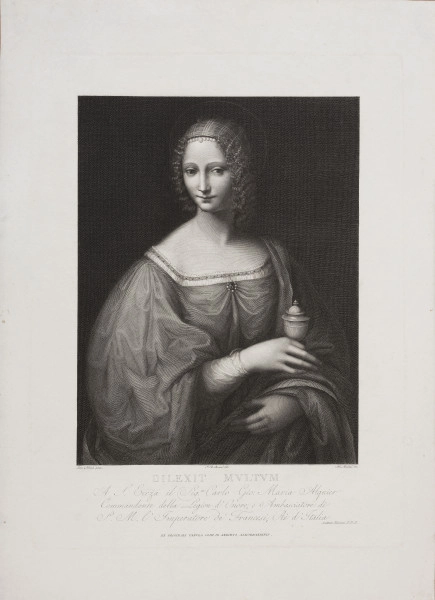 Św. Maria Magdalena - ujęcie z przodu; Postać młodej kobiety ujęta w 3/4, zwrócona w przeciwskręcie, twarzą w lewo, spoglądająca z ukosa na widza. Ubrana w modny strój bogatej damy; suknia z szerokim prostokątnym dekoltem ozdobionym broszą z pereł otaczających gemmę, upiętą nad biustem. Dekolt zdobi wystająca spod niego biała koszula delikatnie marszczona i obszyta pasmanterią. Rękaw sukni długości 3/4, obfity, przymarszczony na ramieniu. Spod niego wysuwa się rękaw, prawdopodobnie batystowej, koszuli zakończony delikatną falbanką. Na lewe ramię narzucony płaszcz przytrzymywany przez kobietę ręką na wysokości pasa. W prawej dłoni o charakterystycznych dla stylu Leonarda wydłużonych, wygiętych palcach święta trzyma naczynie z olejami mające formę kielicha nakrytego kopulastą przykrywką z wklęsłym kołnierzem. Twarz delikatna, lekko uśmiechnięta, potraktowana sfumato, w typie Mony Lizy. Włosy w drobnych puklach opadają na szyję, osłonięte delikatnym obcisłym czepkiem z tkaniny w kratkę, nad czołem obszytym rzędem pereł; jedna ze środkowych pereł jest większa. Za głową delikatnie zaznaczona kolista aureola. Postać wydobyta z ciemnego tła silnym światłem padającym ukośnie z lewej strony. Pod przedstawieniem napisy nazwiska malarza i rytownika, dedykacja z nazwiskiem autora oraz źródło pochodzenia obrazu.