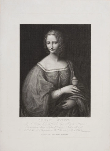 Św. Maria Magdalena - ujęcie z przodu; Postać młodej kobiety ujęta w 3/4, zwrócona w przeciwskręcie, twarzą w lewo, spoglądająca z ukosa na widza. Ubrana w modny strój bogatej damy; suknia z szerokim prostokątnym dekoltem ozdobionym broszą z pereł otaczających gemmę, upiętą nad biustem. Dekolt zdobi wystająca spod niego biała koszula delikatnie marszczona i obszyta pasmanterią. Rękaw sukni długości 3/4, obfity, przymarszczony na ramieniu. Spod niego wysuwa się rękaw, prawdopodobnie batystowej, koszuli zakończony delikatną falbanką. Na lewe ramię narzucony płaszcz przytrzymywany przez kobietę ręką na wysokości pasa. W prawej dłoni o charakterystycznych dla stylu Leonarda wydłużonych, wygiętych palcach święta trzyma naczynie z olejami mające formę kielicha nakrytego kopulastą przykrywką z wklęsłym kołnierzem. Twarz delikatna, lekko uśmiechnięta, potraktowana sfumato, w typie Mony Lizy. Włosy w drobnych puklach opadają na szyję, osłonięte delikatnym obcisłym czepkiem z tkaniny w kratkę, nad czołem obszytym rzędem pereł; jedna ze środkowych pereł jest większa. Za głową delikatnie zaznaczona kolista aureola. Postać wydobyta z ciemnego tła silnym światłem padającym ukośnie z lewej strony. Pod przedstawieniem napisy nazwiska malarza i rytownika, dedykacja z nazwiskiem autora oraz źródło pochodzenia obrazu.