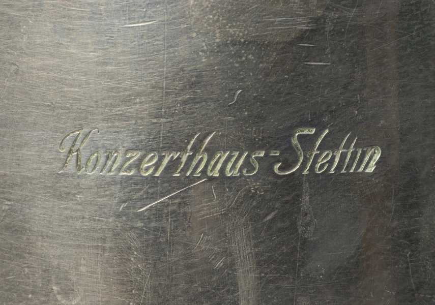 Kubełek do chłodzenia szampana szczecińskiego Knzerthaus - detal; W centrum części czary napis grawerowany pisanką: Konzerthaus - Stettin.