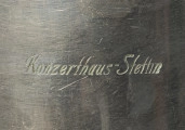 Kubełek do chłodzenia szampana szczecińskiego Knzerthaus - detal; W centrum części czary napis grawerowany pisanką: Konzerthaus - Stettin.