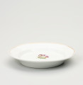 Talerz - ujęcie z przodu; Talerz, prawdopodobnie deserowy, z białej porcelany dekorowany bukiecikiem bratków umieszczonych w lustrze oraz złotym paskiem na rancie. Spora część złocenia zatarta.