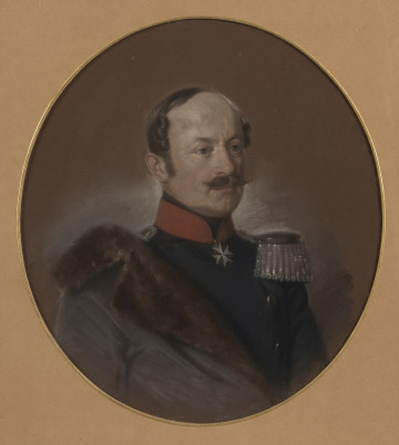 MNS/H/1062 Portret Leopolda Erharda Rudolfa von Puttkamer - ujęcie z przodu; Tondo z portretem generała Leopolda von Puttkamer. Portret w półpostaci w ujęciu trzy czwarte w prawo względem widza. Mężczyzna w granatowym mundurze generalskim z narzuconym na lewe ramię ciemnoszarym płaszczu z futrzanym kołnierzem. Bluza pod szyją wykończona niską czerwoną stójką z zaokrąglonymi narożami, gdzie umieszczony jest krzyż maltański orderu joannitów (Rechtsritter). Na ramieniu munduru srebrne epolety. Głowa mężczyzny z wysokim czołem przechodzącym w łysinę, włosy krótkie sfalowane z baczkami. Twarz pociągła z charakterystycznym, wywiniętym ku górze wąsem, opracowana bardzo starannie z rozjaśniającymi blikami. Tło monochromatyczne brązowe, rozświetlone ponad ramionami białym pastelem. U dołu ołówkiem sygnatura autorska staranną pisanką: Julius Schmidt fec. poniżej w centrum 1853. Oprawa tekturowa wykrojona w tondo z wewnętrznym złotym obramieniem (lamówką).