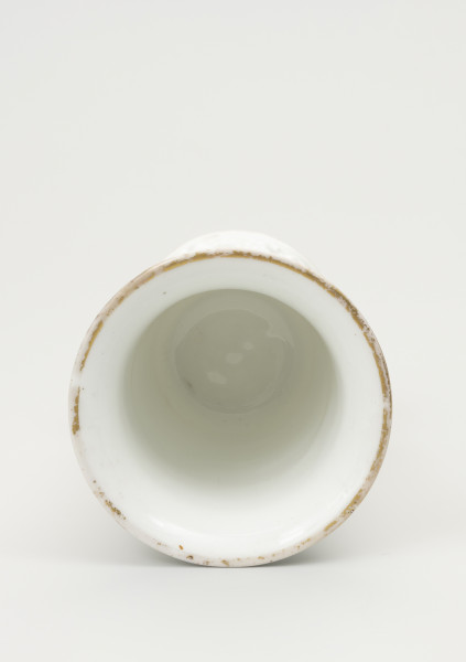 wazon - ujęcie z góry; Wazon z białej porcelany. Krawędź wylewu czary ozdobiona złotym brzegiem - szerokim od strony wewnętrznej na kołnierzu. Wnętrze gładkie - białe.