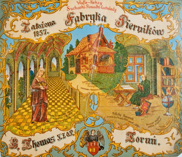 Wewnętrzna strona wieka skrzynki po piernikach przedstawia po lewej zakonnicę siostrę Katarzynę na tle sakralnego wnętrza, po prawej wizerunek Mikołaja Kopernika na tle świeckiego wnętrza, w centralnej części widok z domkiem stylizowanym na piernikową chatkę.