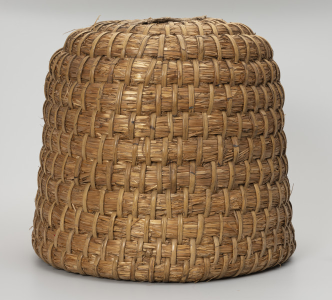 Kószka (ul kopulasty) - ujęcie z tyłu; Duża kószka, kształtem zbliżona do ściętego stożka bez podstawy, wykonana techniką spiralną z ciasno splecionych warkoczy słomianych. Górna ścianka lekko uwypuklona.
