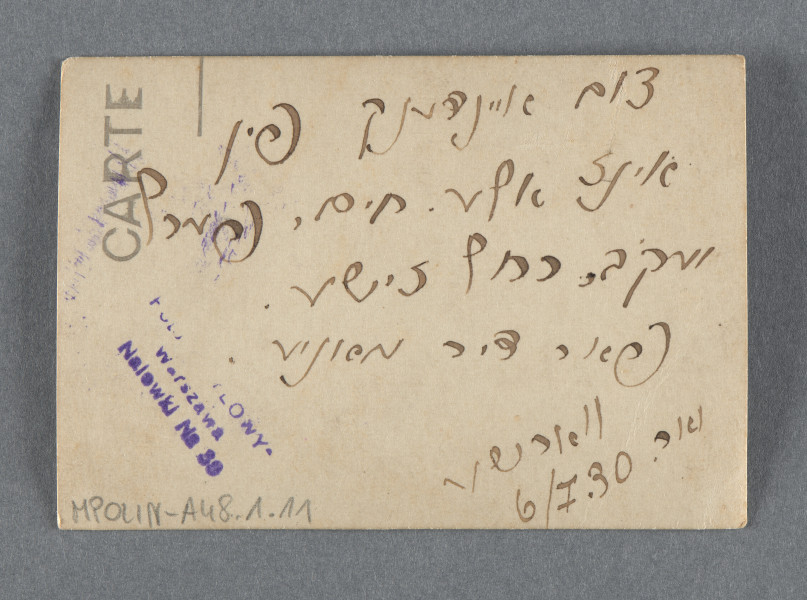 Wykonane w atelier zdjęcie pięciu młodych osób w dwóch rzędach na tle ciemnej kotary, po lewej kobieta sportretowana m.in. na zdjęciu nr 1.9.Fotografia z prostymi krawędziami, jasny niewielki margines przy każdej.