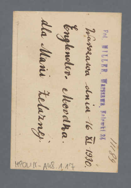 Fotograficzne popiersie młodego mężczyzny o zaczesanych do tyłu włosach, Mordki (Józefa) Englendera; twarz ujęta w trzech czwartych, koszula w paski z czarnym krawatem, nieco jaśniejsza od krawata marynarka. Fotografia monochromatyczna, w sepii, z szerokim marginesem u dołu, odbitka podłużnie prostokątna, samo zdjęcie - zbliżone do kwadratu (krawędzie boczne nieco dłuższe od dolnej i górnej). Krawędzie proste. Przy krawędzi dłuższej rewersu nr piórem - zakładu fot.? - 11189