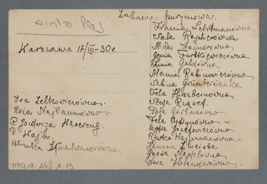 Fotografia grupy osób w przebraniach (Święto Purim), głównie dziewcząt, w czterech nieforemnych rzędach, w najniższym dwie dziewczęta siedzą na podłodze. Fotografia wykonana w pomieszczeniu, widoczne kotary, po lewej i po prawej, przy lewej krawędzi widoczne ustawione jedno na drugim krzesła (fragment). Na górnej krawędzi strzałka długopisem - wskazująca nierozpoznaną osobę. W kontekście fotografii z kolekcji nr 1.27 można domniemywać, że w drugim od dołu rzędzie, najbardziej po lewej, widoczna jest Sabina Grünberżanka.Krawędzie proste.