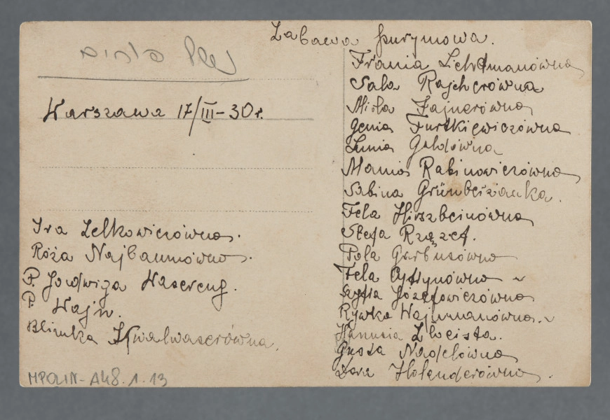 Fotografia grupy osób w przebraniach (Święto Purim), głównie dziewcząt, w czterech nieforemnych rzędach, w najniższym dwie dziewczęta siedzą na podłodze. Fotografia wykonana w pomieszczeniu, widoczne kotary, po lewej i po prawej, przy lewej krawędzi widoczne ustawione jedno na drugim krzesła (fragment). Na górnej krawędzi strzałka długopisem - wskazująca nierozpoznaną osobę. W kontekście fotografii z kolekcji nr 1.27 można domniemywać, że w drugim od dołu rzędzie, najbardziej po lewej, widoczna jest Sabina Grünberżanka.Krawędzie proste.