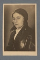 Fotografia monochromatyczna kobiety w półprofilu, popiersie. Włosy z przedziałkiem, za ucho, lokowane, ubrany beret oraz gruba skórzana czarna kurtka, pod nią biała bluzka (?).Na krawędzi dłuższej przy lewym dolnym rogu rewersu ślad po fioletowym tuszu pieczęci (?).Krawędzie odbitki proste.