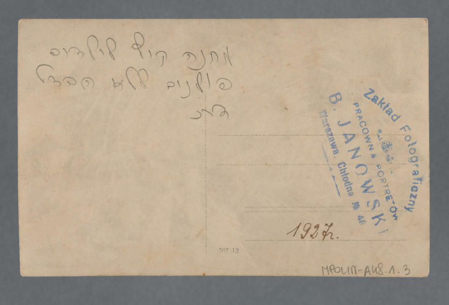 Grupa wielu osób w co najmniej siedmiu rzędach, zgromadzonych przed drewnianą konstrukcją z wielkim napisem: ,,TOWARZYSTWO KOLONJI LETNICH | im. HIPOLITA WAWELBERGA | DLA DZIECI POLSKICH BEZ RÓŻNICY WYZNANIA | KOLONIA JANA I CECYLJI MAŁŻ. BERSON''. Fotografia wychowanków i kadry (zapewne to kadra ma w większości białe chusty na głowach) kolonii letnich dla dzieci, które organizowano rokrocznie w Ciechocinku oraz - jak zapewne w tym wypadku - w Lesznie pod Warszawą (co wiemy z np. jednoniówki ,,Dzieci o wakacjach. Jednodniówka wydana staraniem Tow. Kolonji Letnich im. H. Wawelberga dla Dzieci Polskich bez Różnicy Wyznania, Warszawa, wrzesień 1929, zob. s. 2; egz. w zbiorach BN, sygn. DŻS XVIIA 9a).Krawędzie proste, w prawych rogach widoczne przebarwienia.