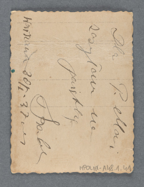 Fotografia przedstawia kobietę idącą za rękę z dzieckiem (ono po lewej), patrzą w obiektyw. Ubrane lekko, kobieta w suknię. Za nimi widoczne inne dzieci, także osoby dojrzałe (młode), po prawej brzeg lasu, także słup elektryczny. Idą po piasku. Być może to koleżanka z Głównego Domu Schronienia, który kilka lat wcześniej opuściła Mania Żelazna?Data dedykacji, 30.01.1937, na pewno późniejsza niż data wykonania zdjęcia (latem lub jesienią). Krawędzie ząbkowane.Na rewersie widoczna zielona kropka przy dolnej krawędzi.