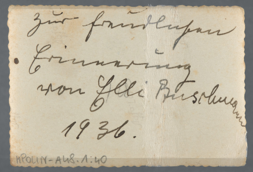 Fotografia przedstawia dwoje dzieci i dwie kobiety na trawie pod krzakiem. Na rewersie dedykacja po niemiecku, z datą 1936, od Elli Büsilmann(?)
Najprawdopodobniej jedna z pamiątek Hilela Poznera, emigrującego do Palestyny w 1935.Krawędzie ząbkowane.