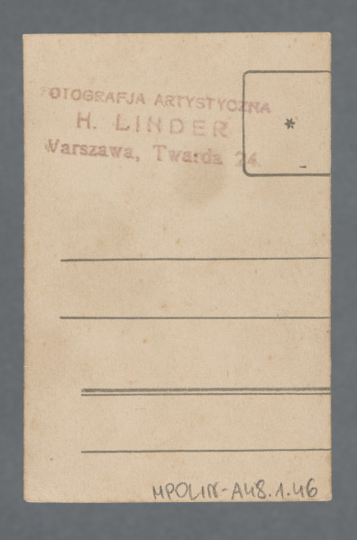 Fotografia monochromatyczna nastoletniej dziewczynki z dużym białym kołnierzykiem wyłożonym na ciemną bluzkę z broszką lub guzikiem czy zapięciem przy dekolcie.Włosy ciemne, zaczesane na lewy bok, za uszy.Pisownia nazwy atelier (FOTOGRAFJA) pozwala stwierdzić, że pieczątka, a zatem najpewniej i fotografia, pochodzi z okresu nie późniejszego niż 1936 (reforma ortografii).Fotografia wywołana z marginesem z rozmytymi krawędziami owalnego obrazu.