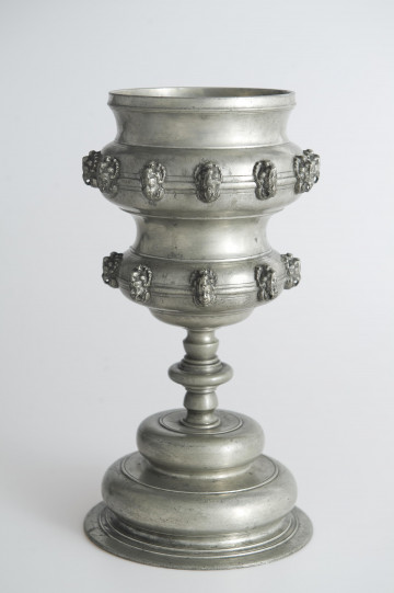 Puchar ukazany bez pokrywy.