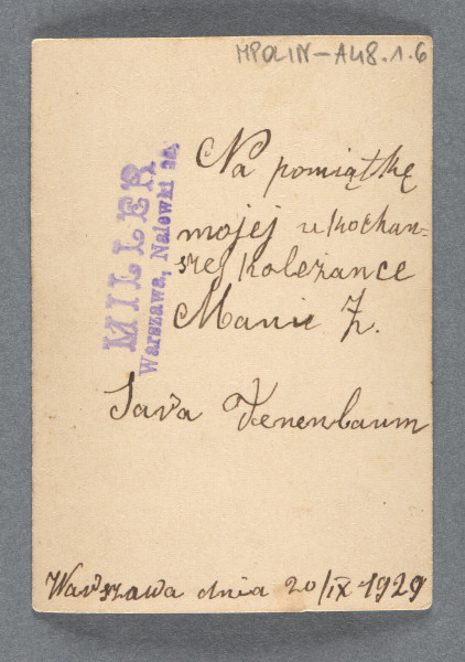 Fotografia Sary Tenenbaum na tle atelierowym (przedstawienie kamiennej klasycyzującej balustrady po prawej, u góry przedstawienie chmur), podpartej łokciami na leżącym przed nią futrze (?). Ramiona i ręce odkryte, ubrana w ciemną bluzkę. Włosy półkrótkie, zaczesane na bok (podobnie jak na zdjęciu 4 w serii).Krawędzie proste, z marginesem białym.