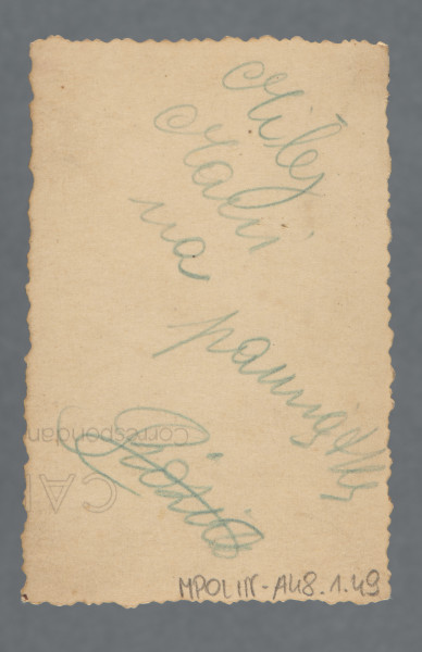 Fotografia przedstawia popiersie kobiety z ciemnymi włosami, na jasno obitym krześle. Widoczna z profilu, odchylona do góry głowa, włosy luźno opadające za oparcie krzesła.Krawędzie ząbkowane, wzdłuż nich prosty margines, większy u dołu.